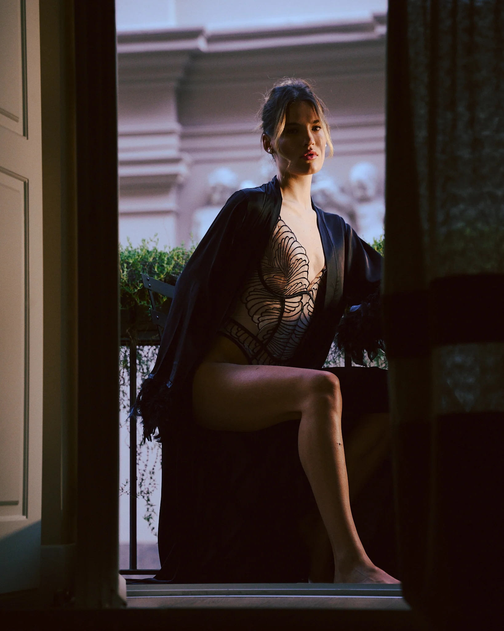 Negligee nero con piume - Image 8